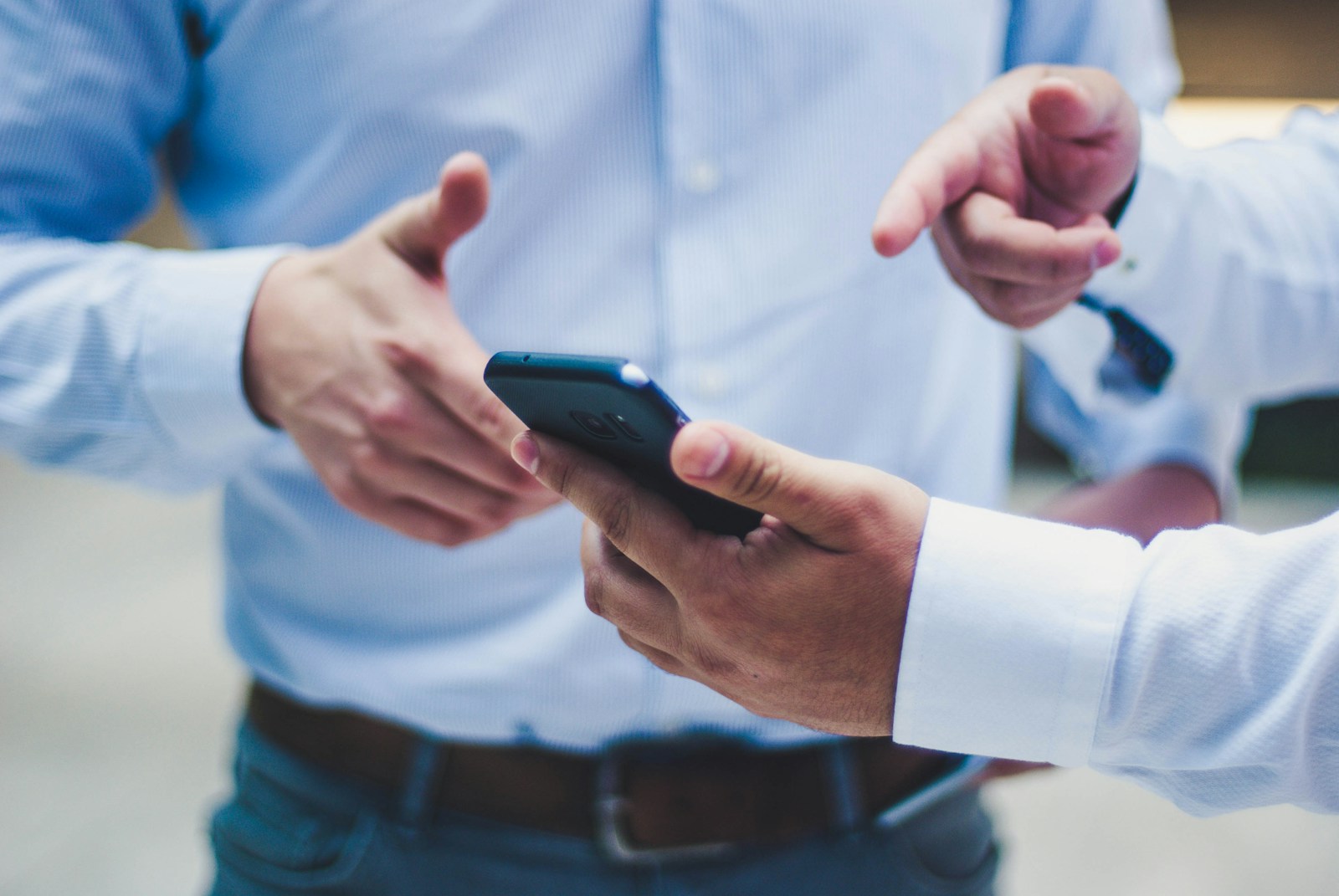 persona sosteniendo un smartphone negro