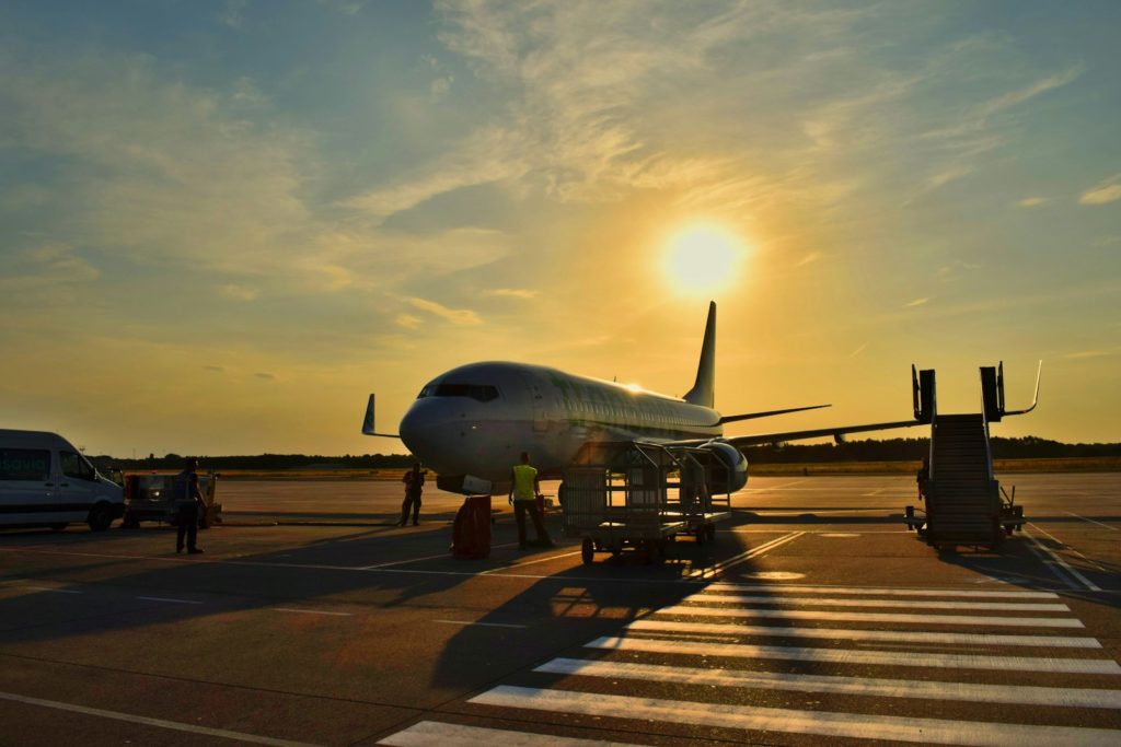 aereo bianco parcheggiato di giorno