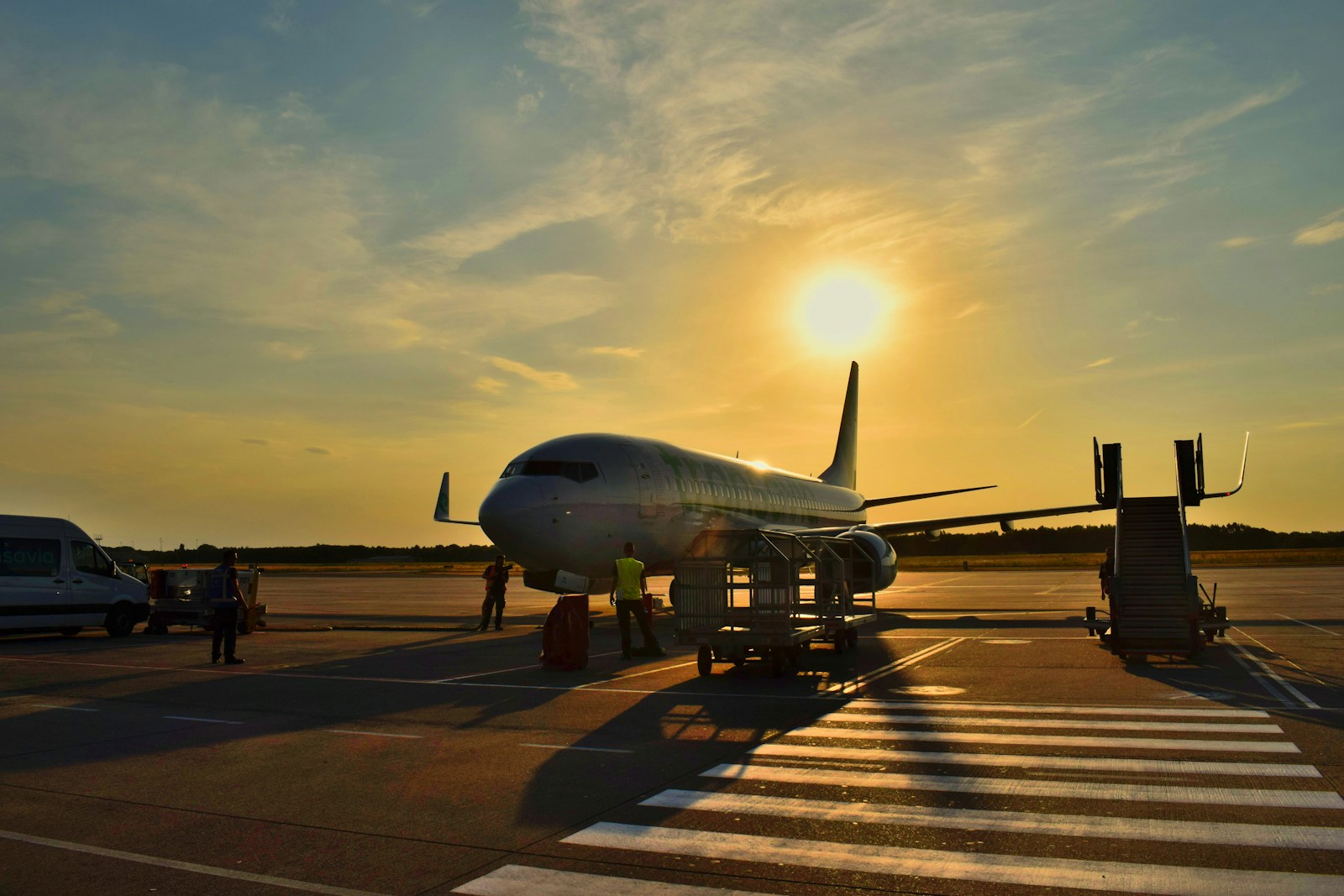 aereo bianco parcheggiato di giorno