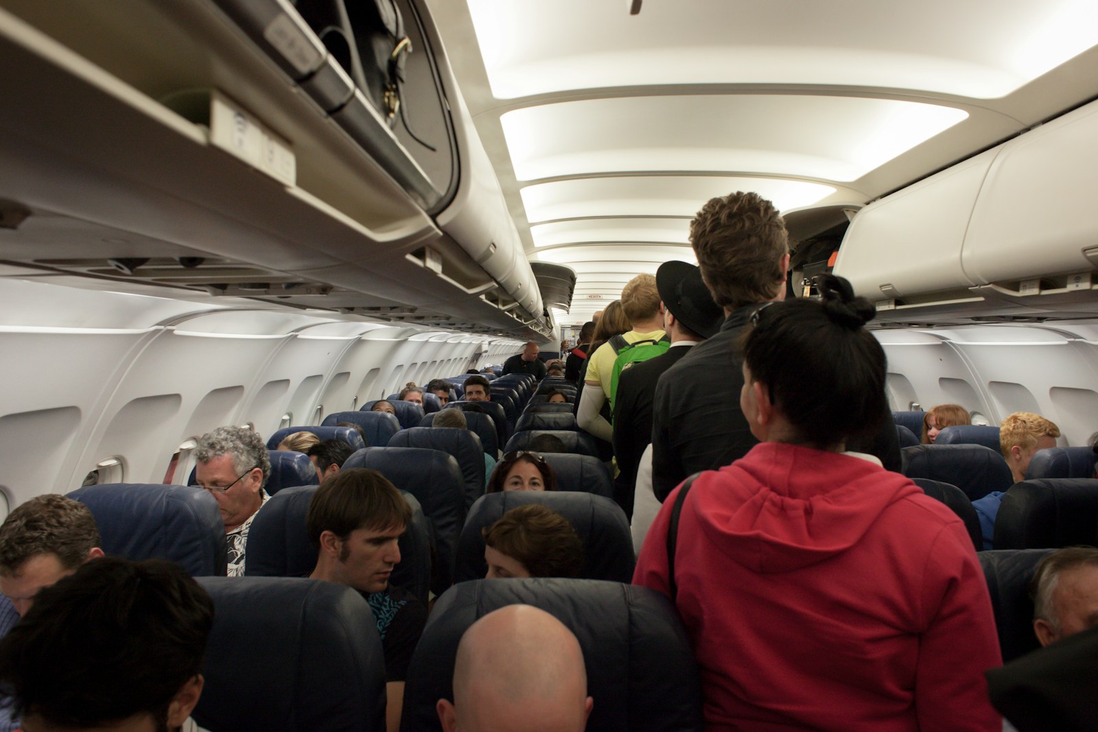 gruppo di persone in un aereo di linea